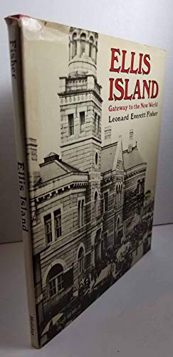 cover image Ellis Island: Gateway to the New World